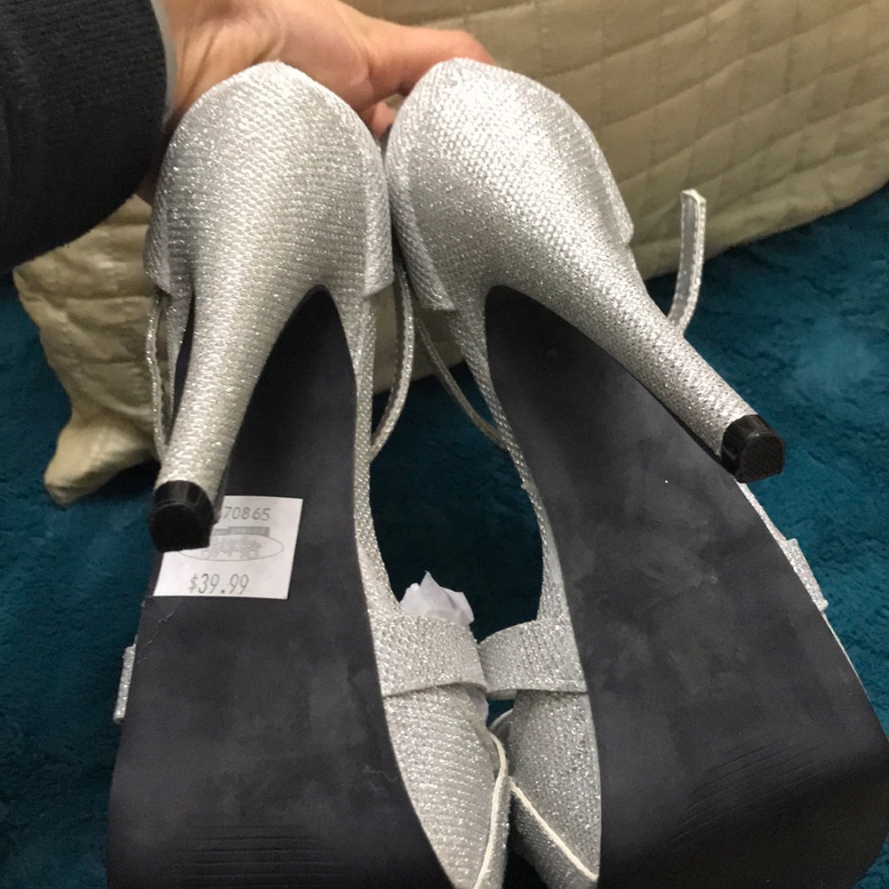 Silver heels - Picture 4 of 5